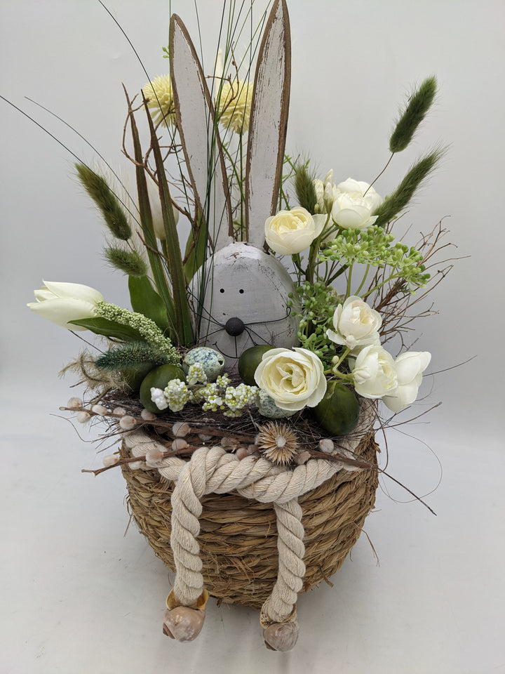Ostergesteck Frühlingsgesteck Hase Gräser Tulpen weiss