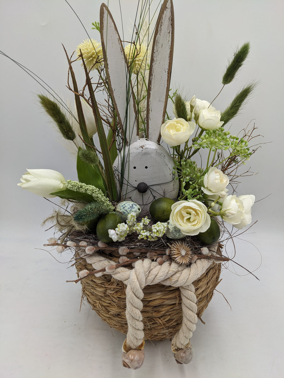 Ostergesteck Frühlingsgesteck Hase Gräser Tulpen weiss