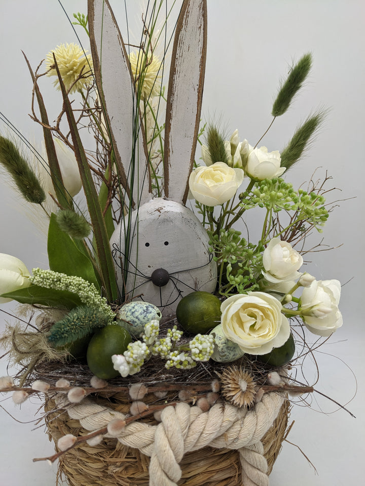 Ostergesteck Frühlingsgesteck Hase Gräser Tulpen weiss