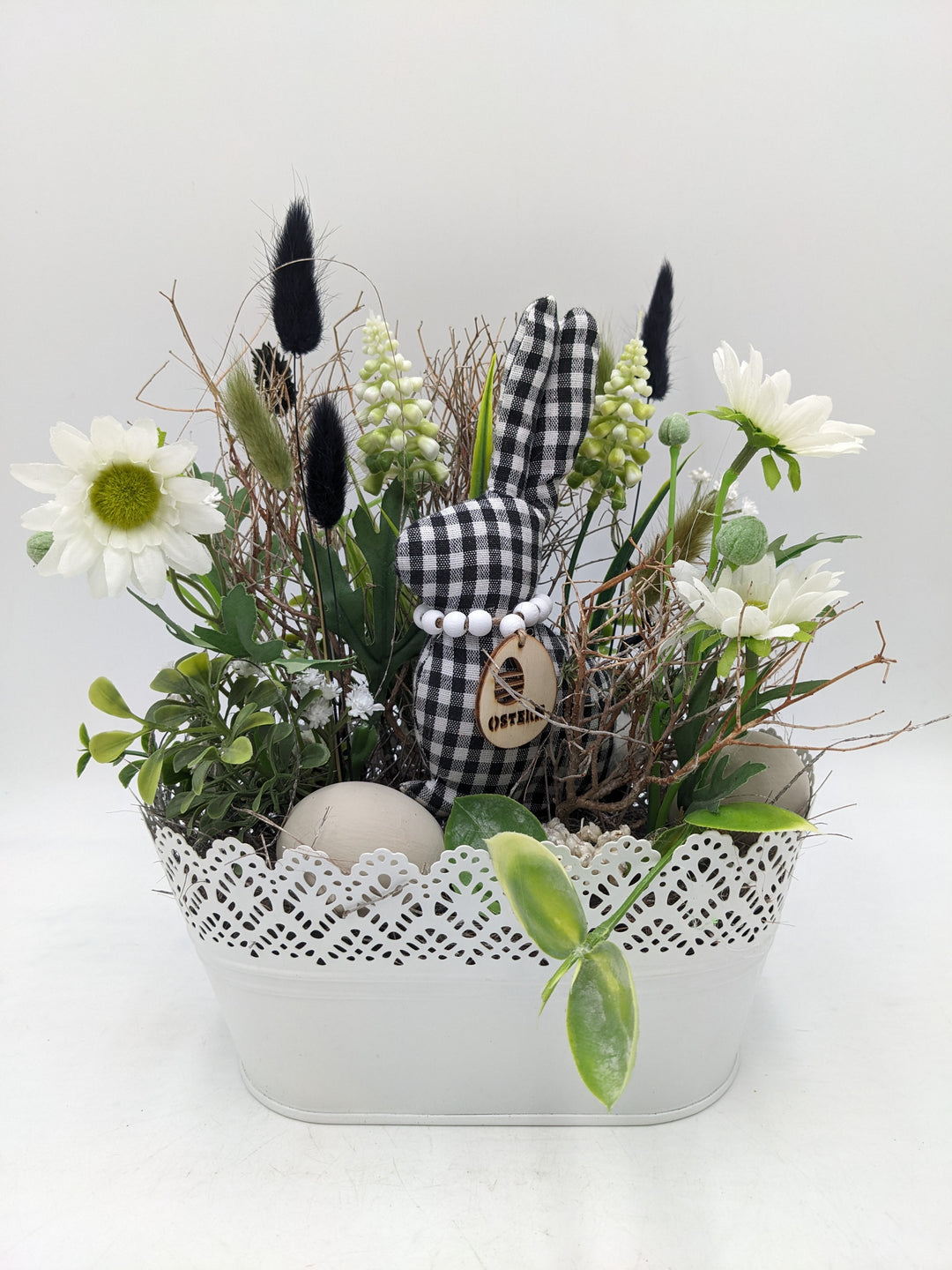 Ostergesteck Frühlingsgesteck Hase Gräser schwarz weiss