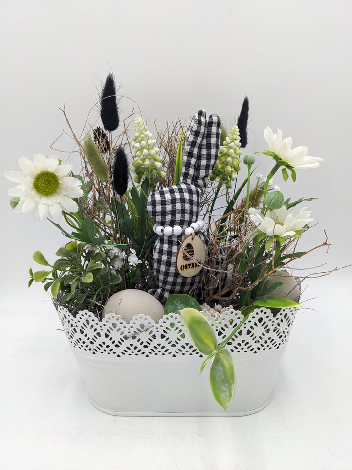Ostergesteck Frühlingsgesteck Hase Gräser schwarz weiss