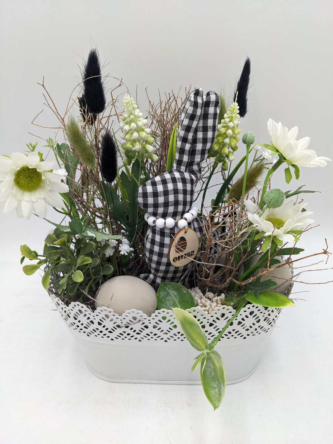 Ostergesteck Frühlingsgesteck Hase Gräser schwarz weiss
