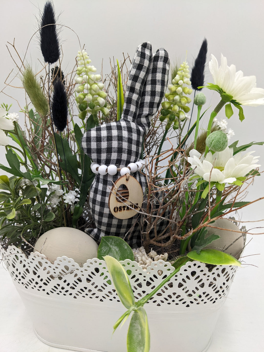 Ostergesteck Frühlingsgesteck Hase Gräser schwarz weiss