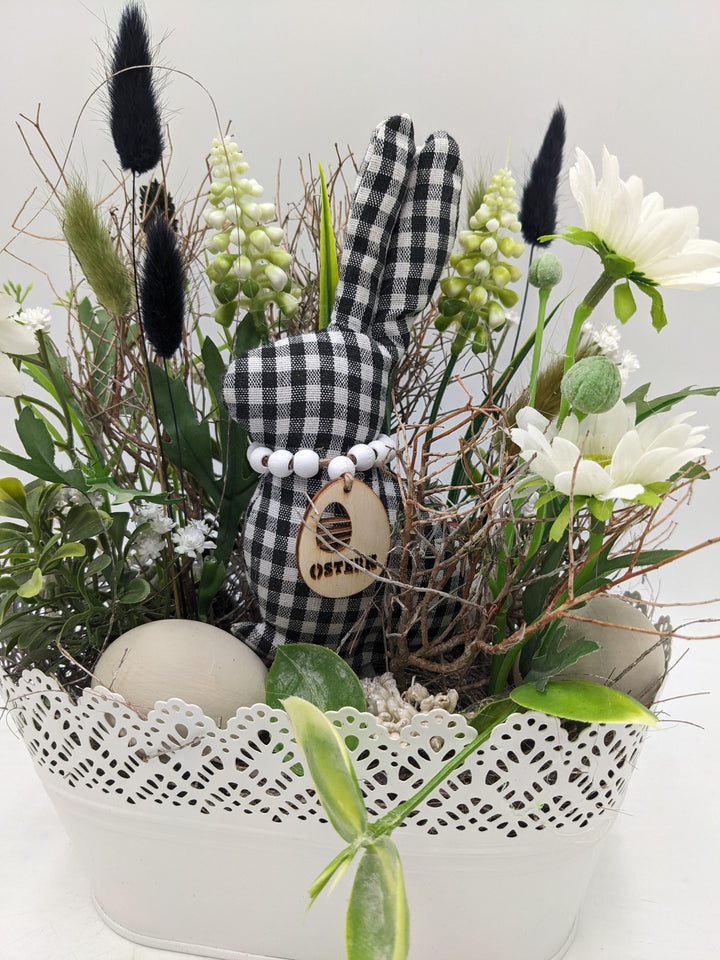 Ostergesteck Frühlingsgesteck Hase Gräser schwarz weiss