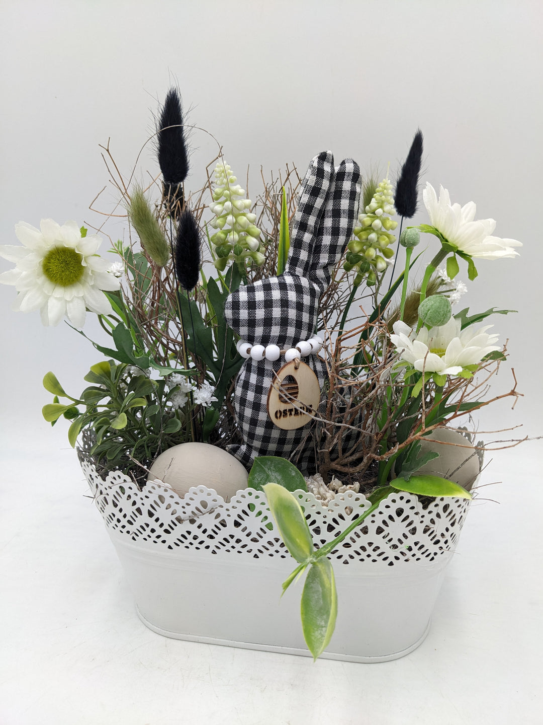 Ostergesteck Frühlingsgesteck Hase Gräser schwarz weiss
