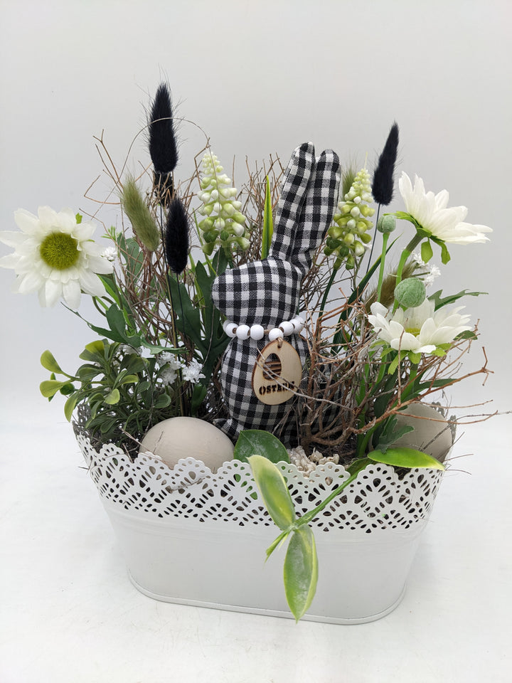 Ostergesteck Frühlingsgesteck Hase Gräser schwarz weiss
