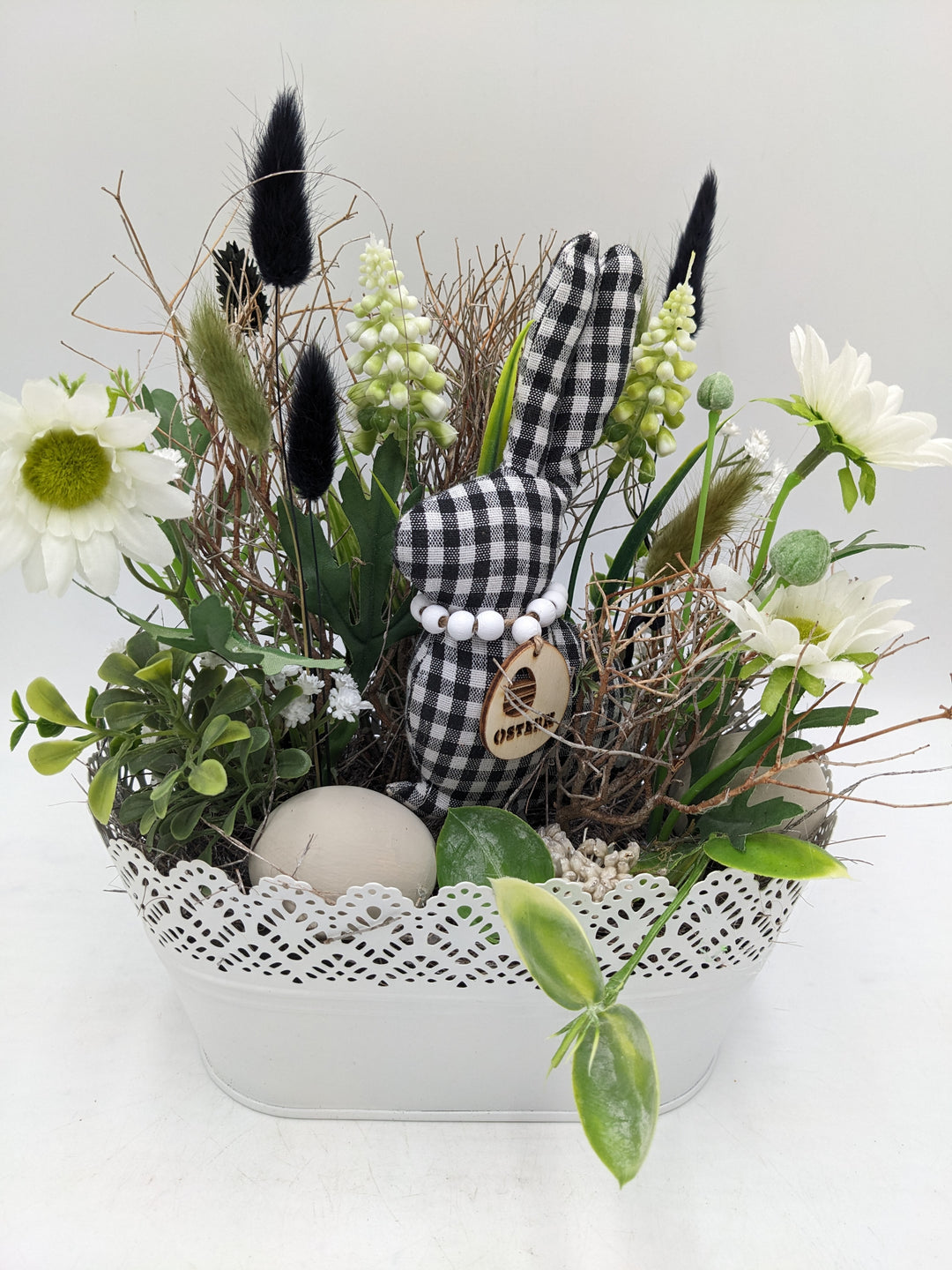 Ostergesteck Frühlingsgesteck Hase Gräser schwarz weiss