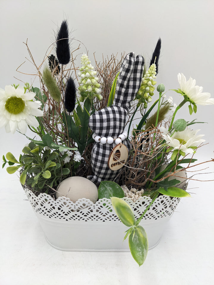Ostergesteck Frühlingsgesteck Hase Gräser schwarz weiss