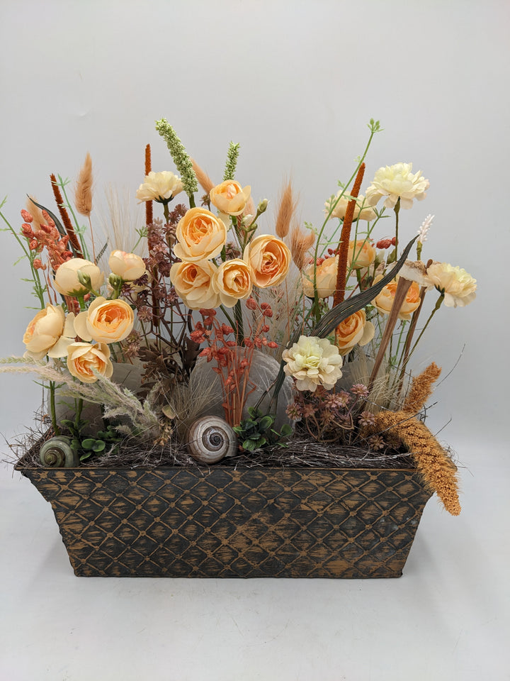 Sommergesteck Ranunkel Gräser apricote
