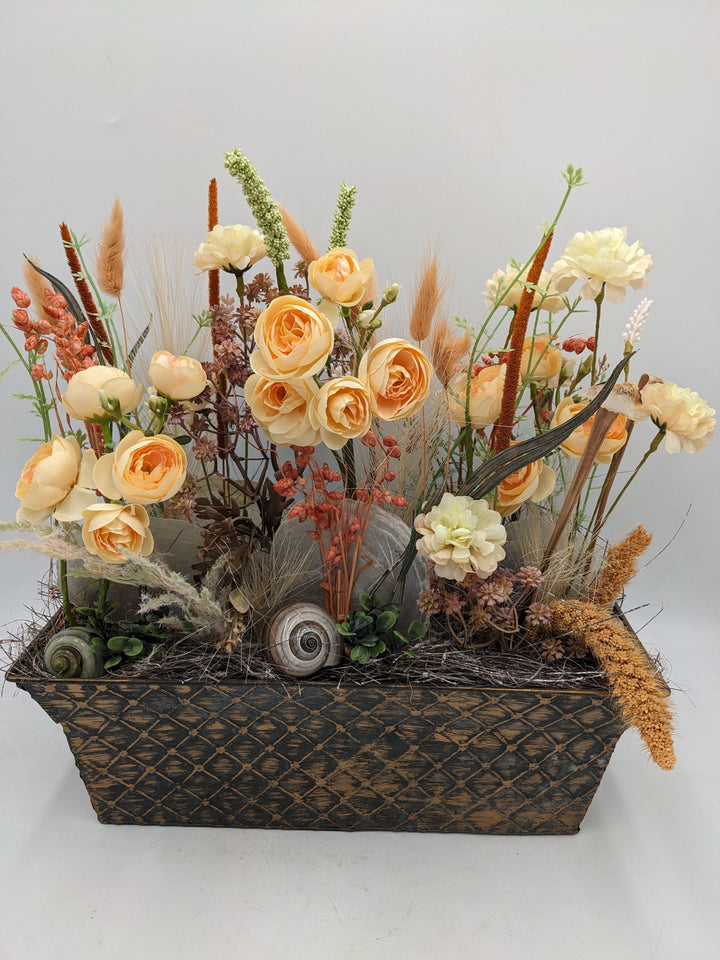 Sommergesteck Ranunkel Gräser apricote