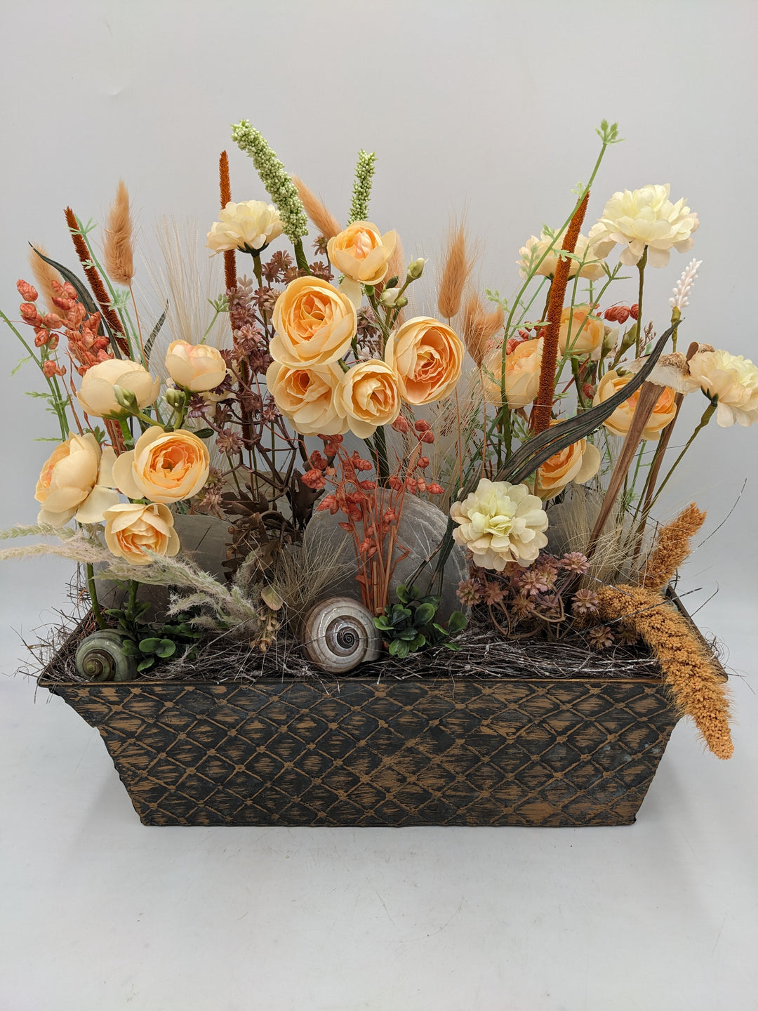 Sommergesteck Ranunkel Gräser apricote