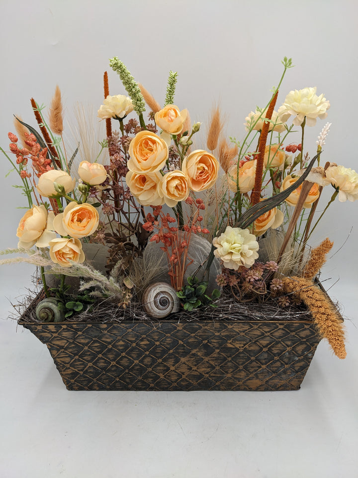 Sommergesteck Ranunkel Gräser apricote