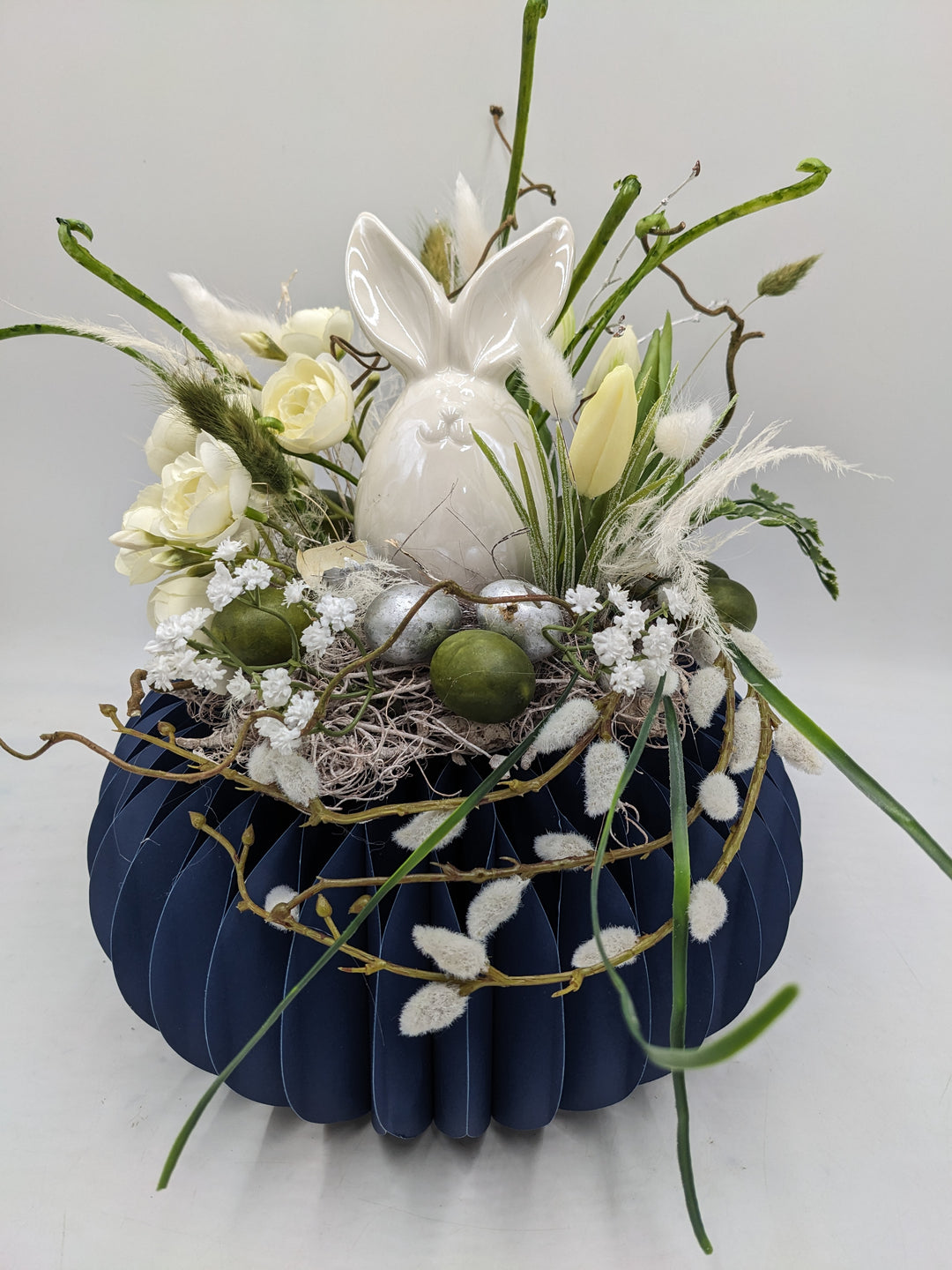 Ostergesteck Frühlingsgesteck Tulpen Kätzchen weiss blau