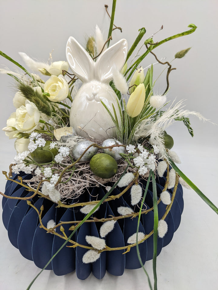 Ostergesteck Frühlingsgesteck Tulpen Kätzchen weiss blau