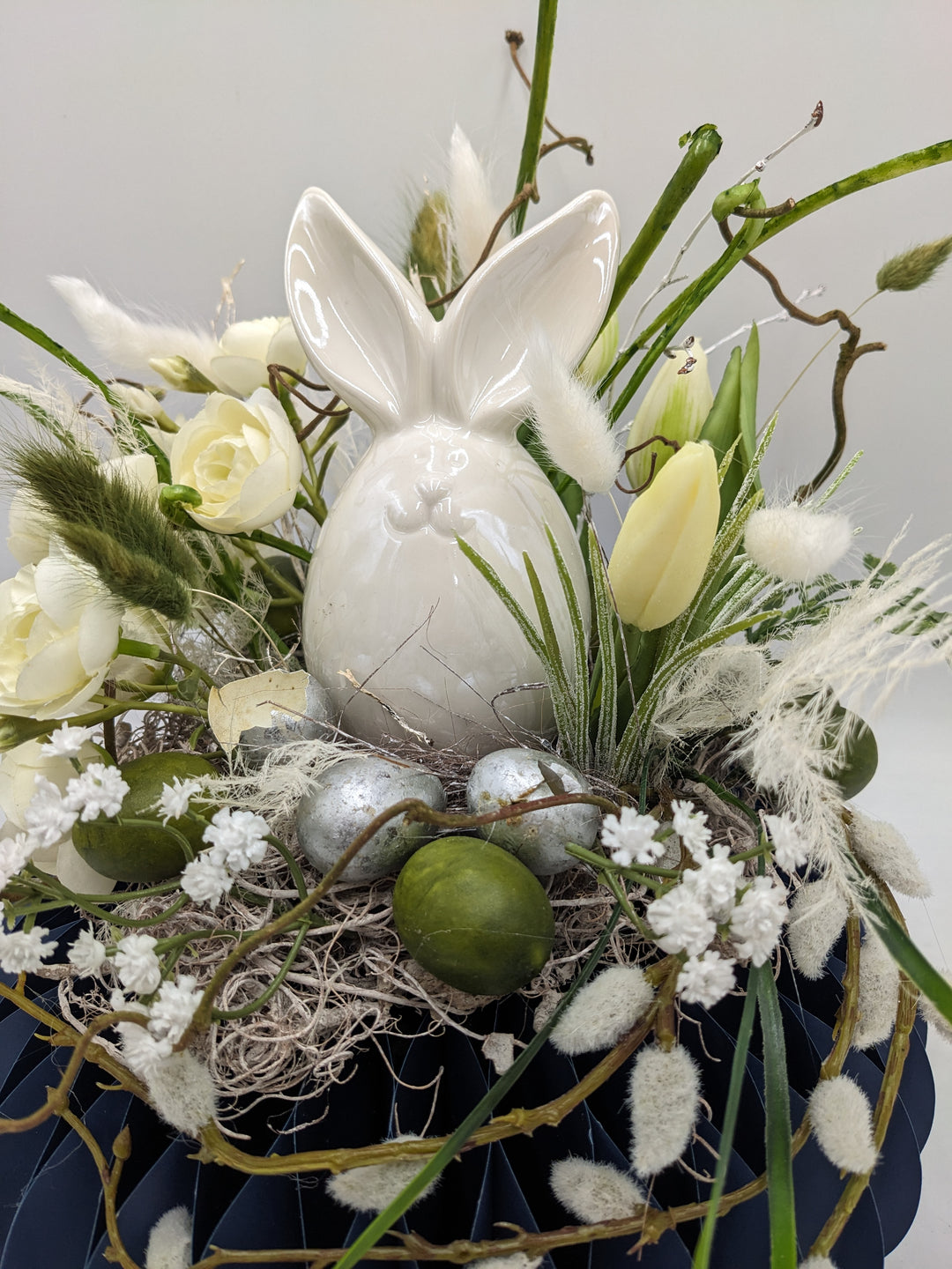 Ostergesteck Frühlingsgesteck Tulpen Kätzchen weiss blau