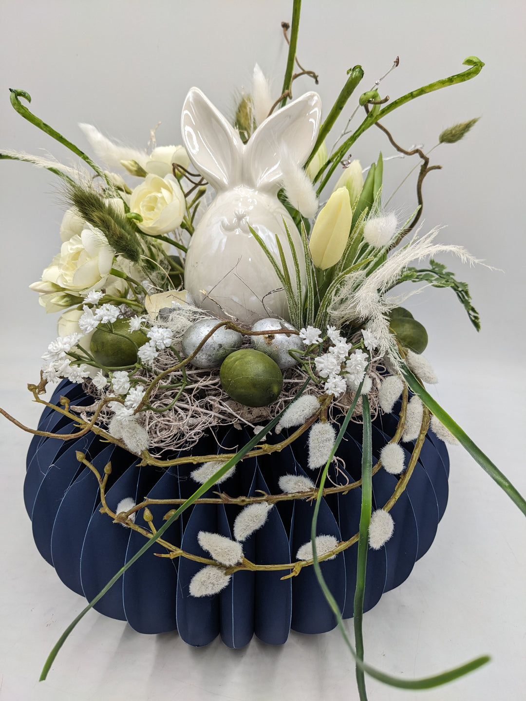 Ostergesteck Frühlingsgesteck Tulpen Kätzchen weiss blau