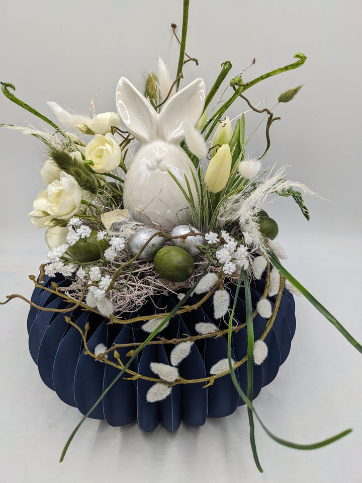 Ostergesteck Frühlingsgesteck Tulpen Kätzchen weiss blau