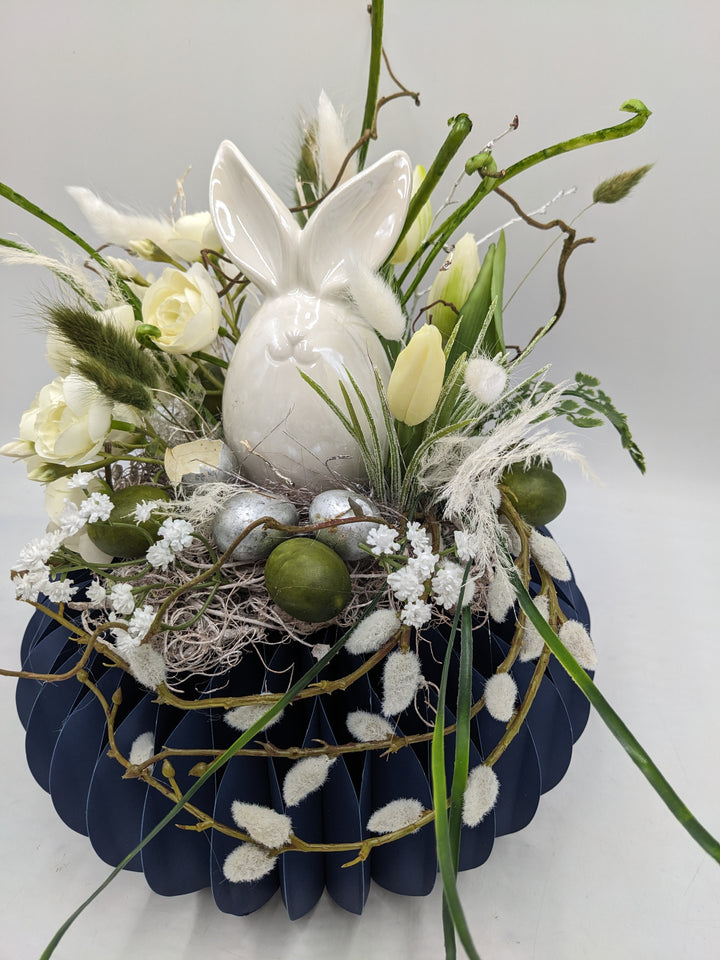 Ostergesteck Frühlingsgesteck Tulpen Kätzchen weiss blau