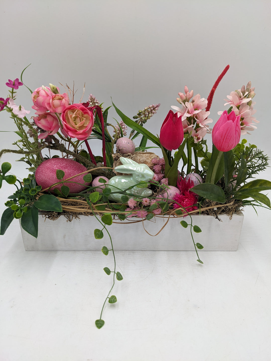 Ostergesteck Frühlingsgesteck Hase Tulpen mint rosa