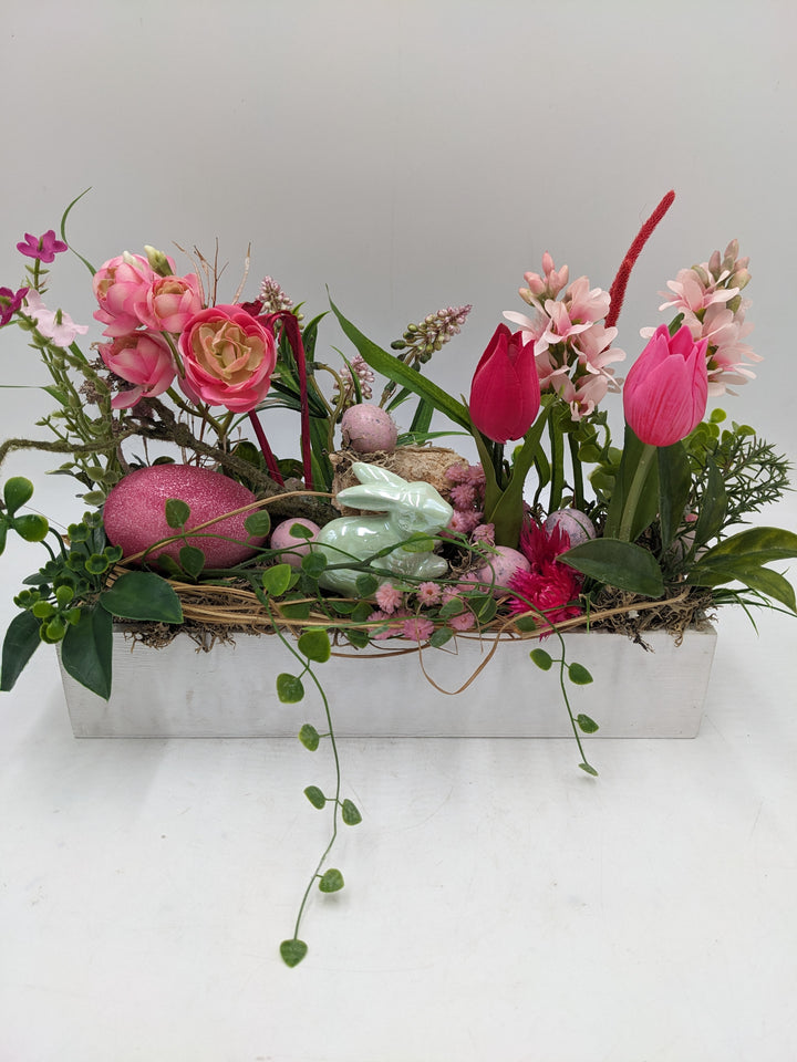 Ostergesteck Frühlingsgesteck Hase Tulpen mint rosa