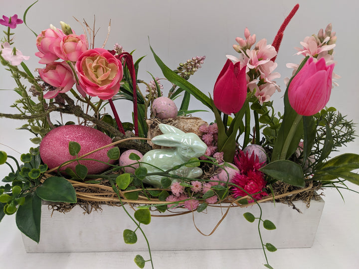 Ostergesteck Frühlingsgesteck Hase Tulpen mint rosa