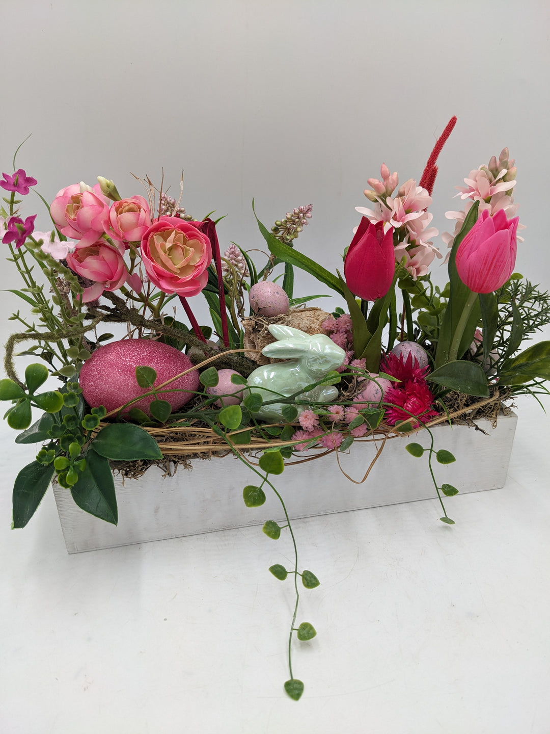 Ostergesteck Frühlingsgesteck Hase Tulpen mint rosa