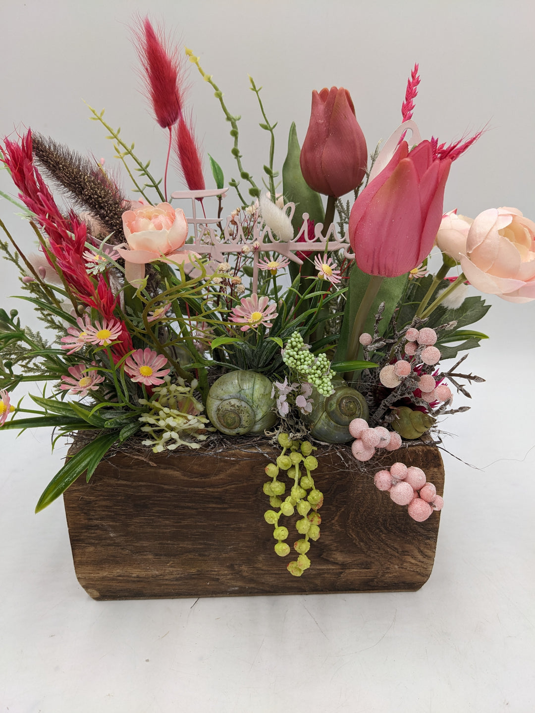 Ostergesteck Frühlingsgesteck Tulpen Ranunkel rosa