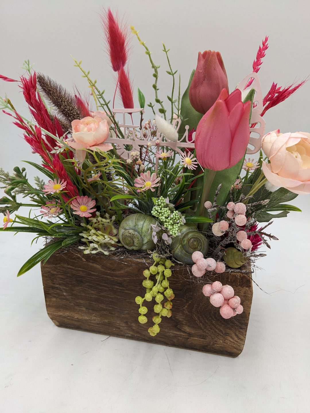 Ostergesteck Frühlingsgesteck Tulpen Ranunkel rosa