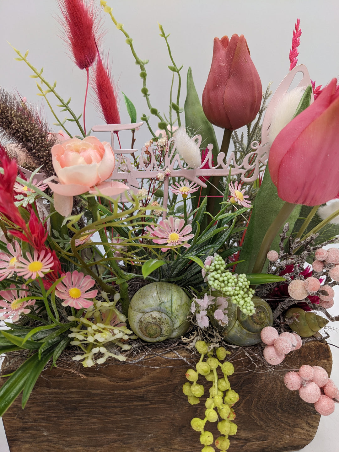 Ostergesteck Frühlingsgesteck Tulpen Ranunkel rosa