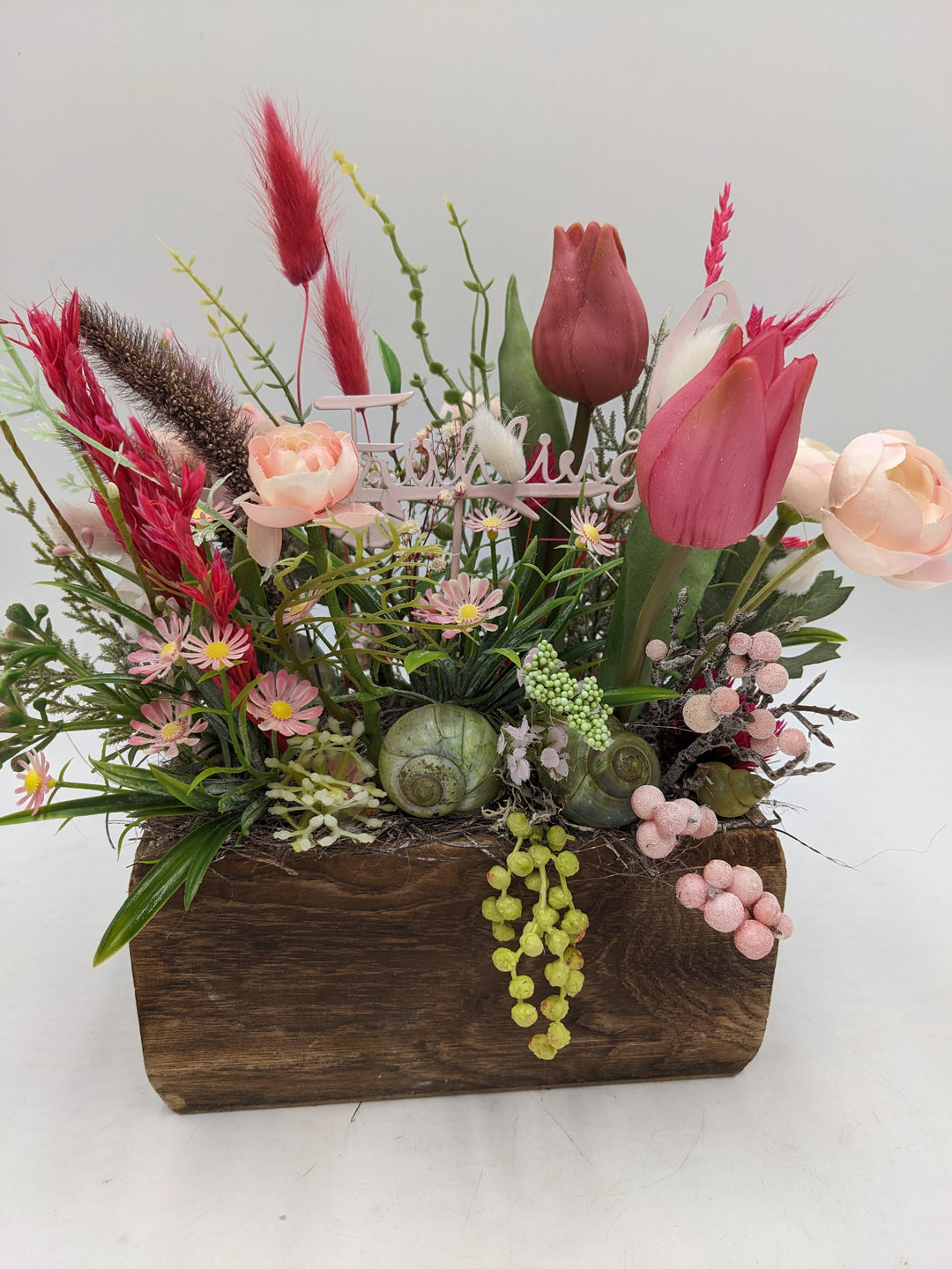 Ostergesteck Frühlingsgesteck Tulpen Ranunkel rosa