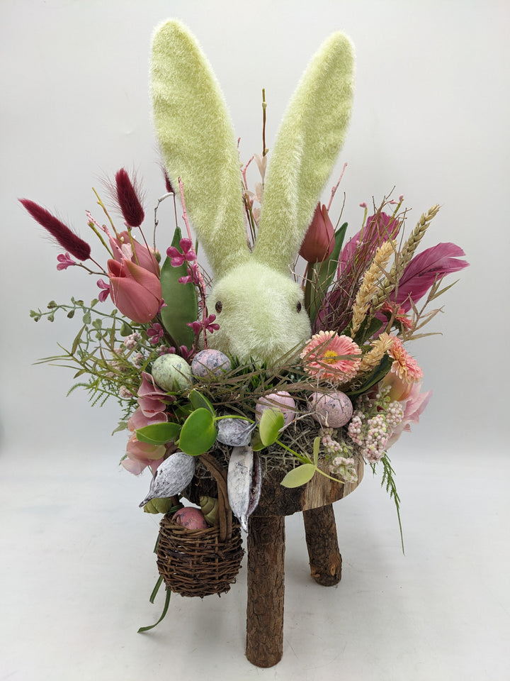 Ostergesteck Frühlingsgesteck Hase Tulpen Bellis rosa grün