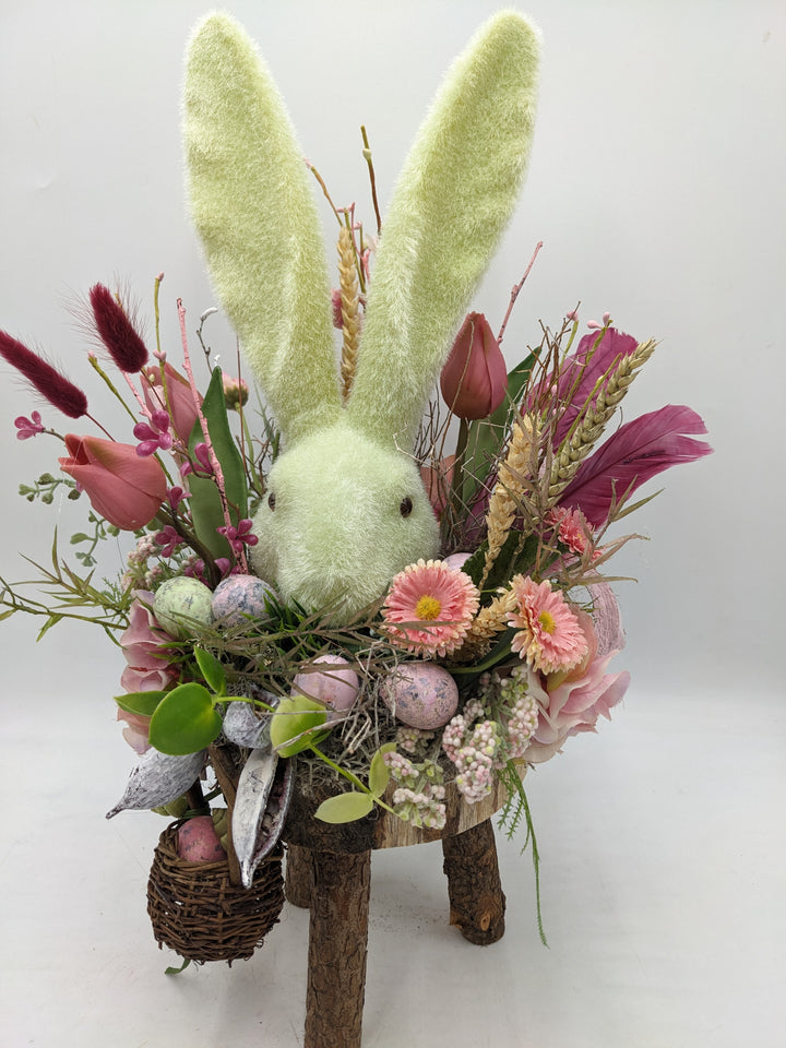 Ostergesteck Frühlingsgesteck Hase Tulpen Bellis rosa grün