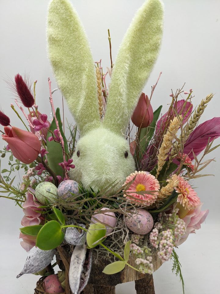 Ostergesteck Frühlingsgesteck Hase Tulpen Bellis rosa grün