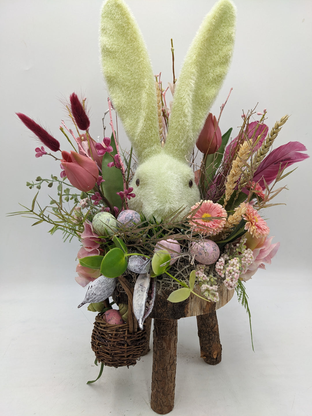 Ostergesteck Frühlingsgesteck Hase Tulpen Bellis rosa grün