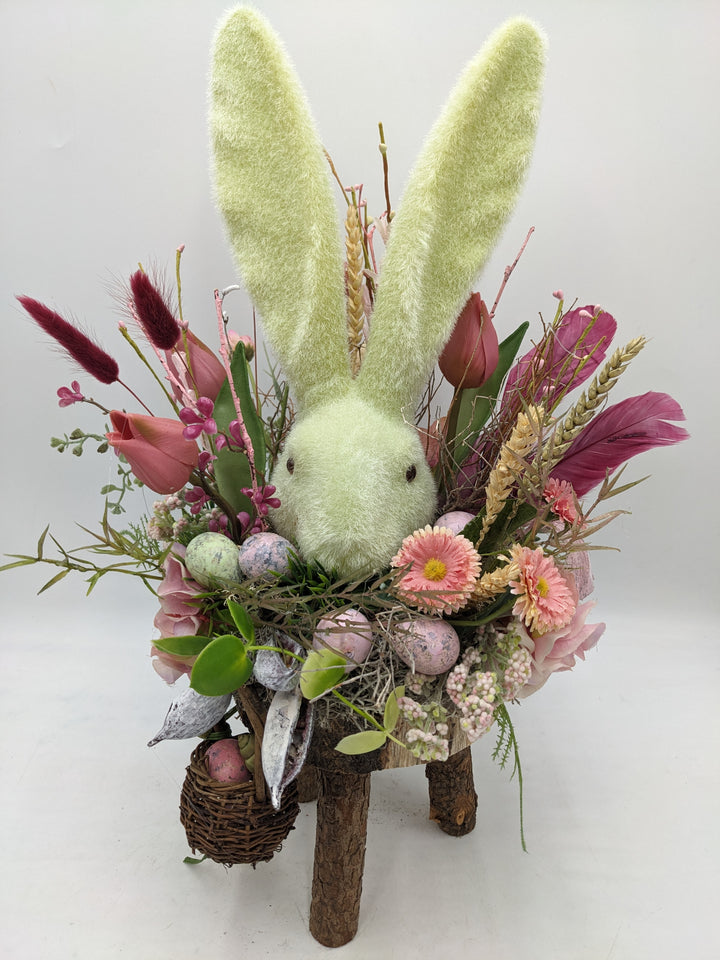 Ostergesteck Frühlingsgesteck Hase Tulpen Bellis rosa grün