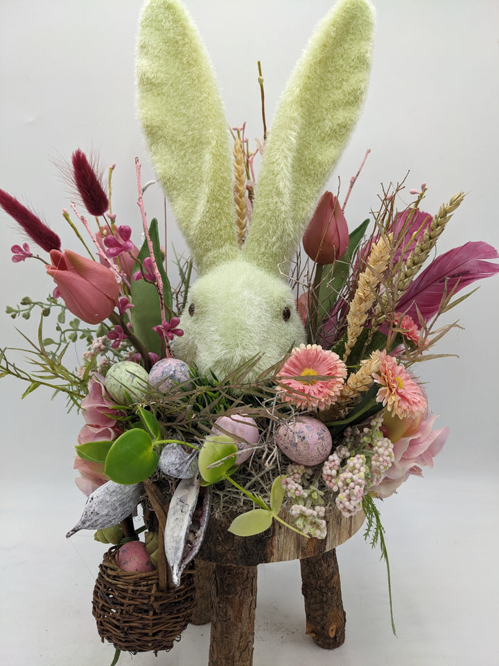 Ostergesteck Frühlingsgesteck Hase Tulpen Bellis rosa grün