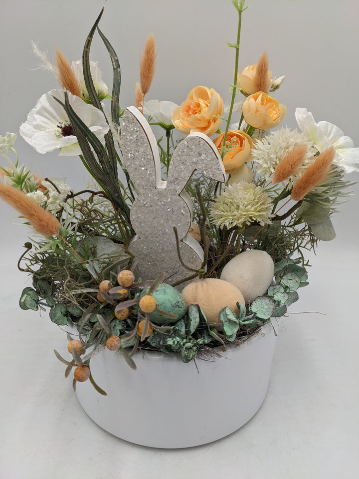 Ostergesteck Frühlingsgesteck Hase Gräser weiss apricote