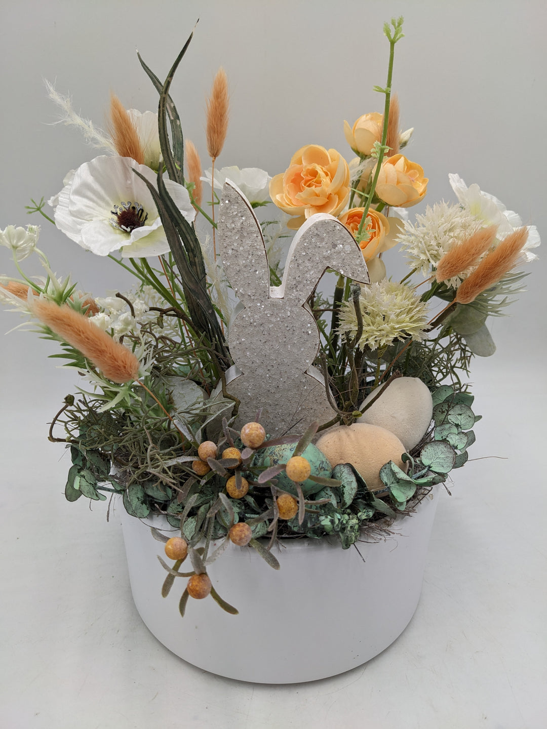 Ostergesteck Frühlingsgesteck Hase Gräser weiss apricote