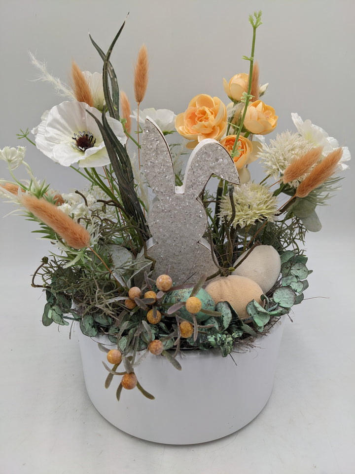 Ostergesteck Frühlingsgesteck Hase Gräser weiss apricote