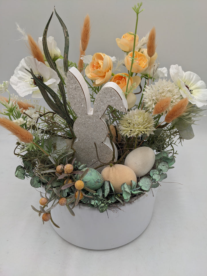 Ostergesteck Frühlingsgesteck Hase Gräser weiss apricote