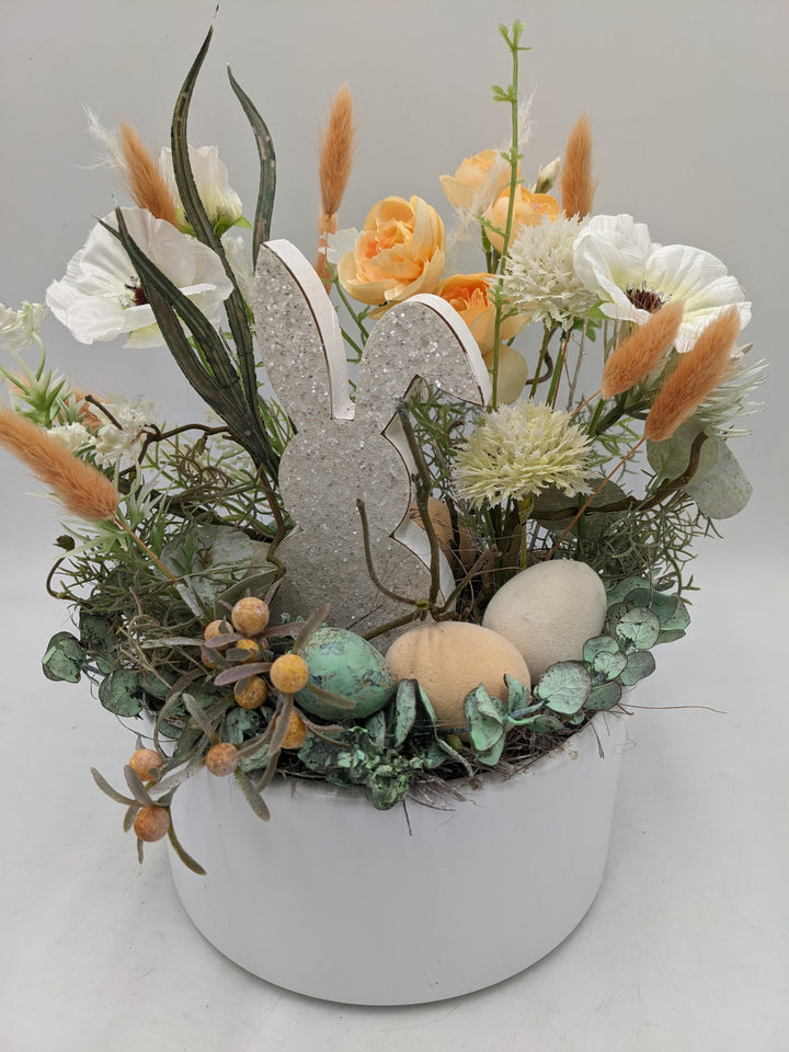 Ostergesteck Frühlingsgesteck Hase Gräser weiss apricote