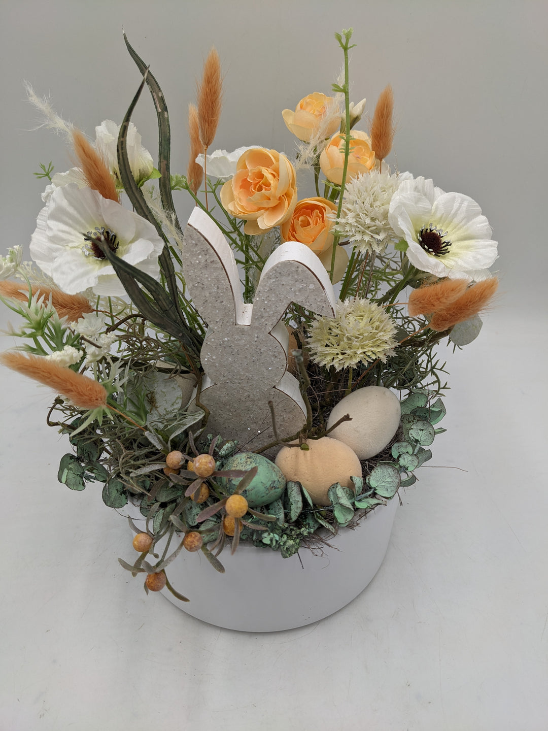 Ostergesteck Frühlingsgesteck Hase Gräser weiss apricote