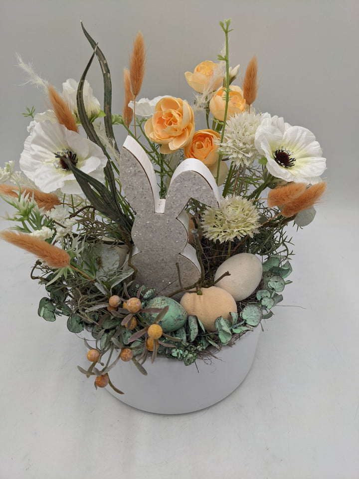 Ostergesteck Frühlingsgesteck Hase Gräser weiss apricote