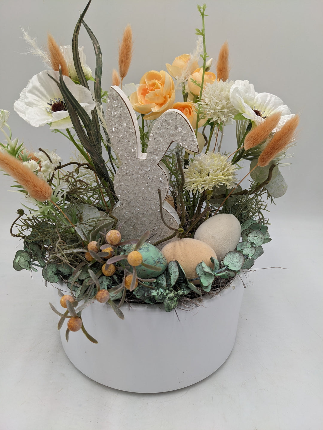 Ostergesteck Frühlingsgesteck Hase Gräser weiss apricote