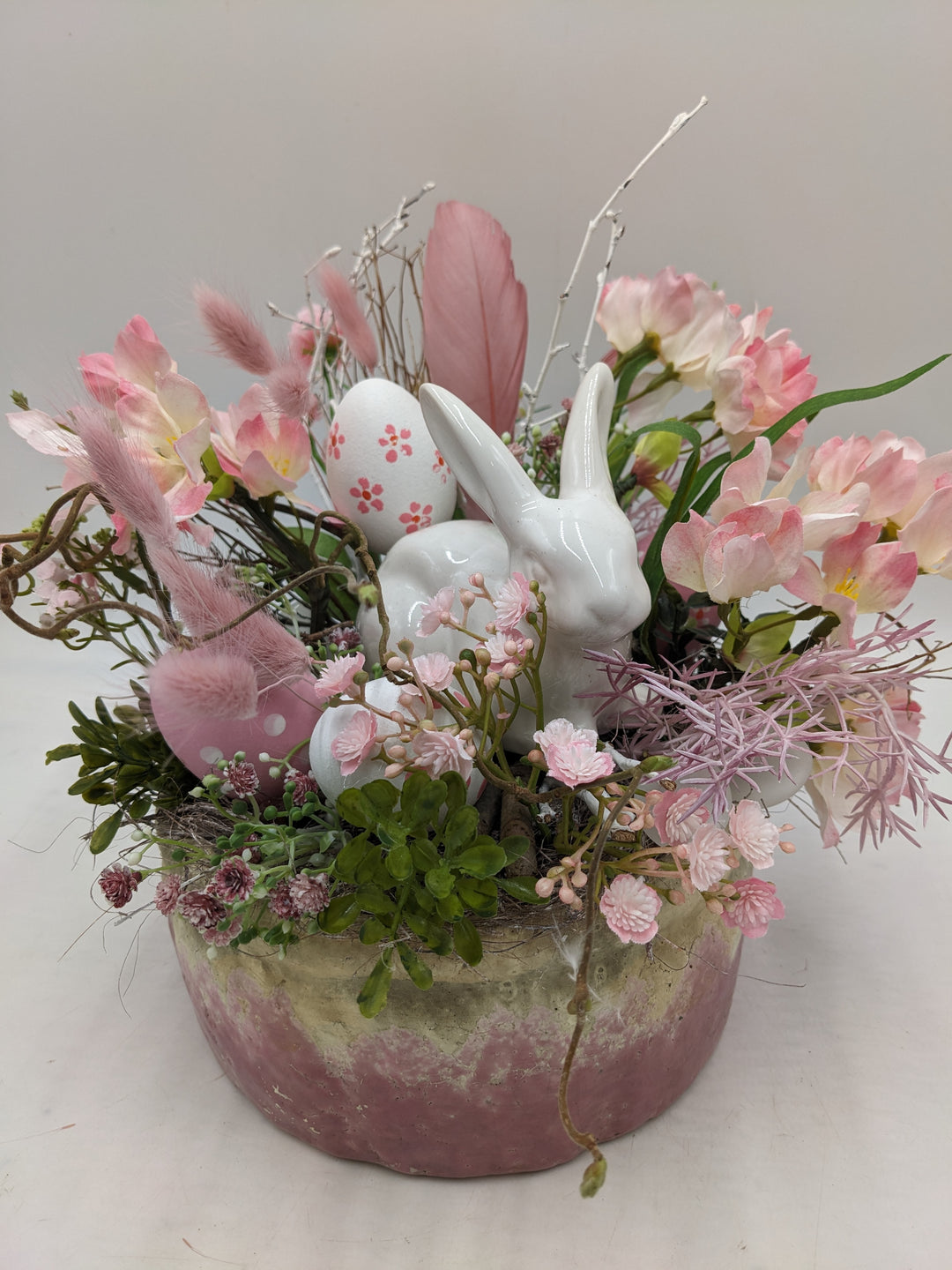 Ostergesteck Frühlingsgesteck Hase Gräser rosa weiss
