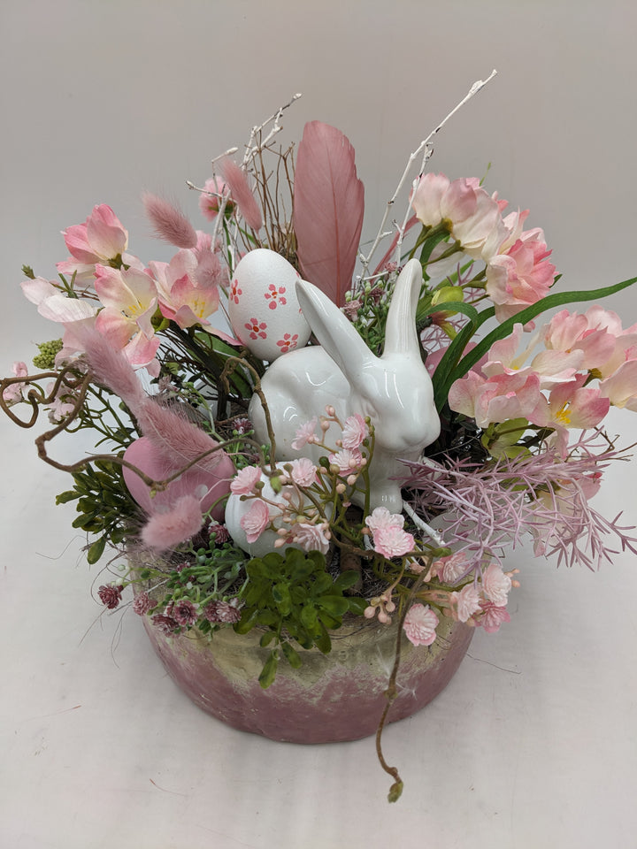 Ostergesteck Frühlingsgesteck Hase Gräser rosa weiss