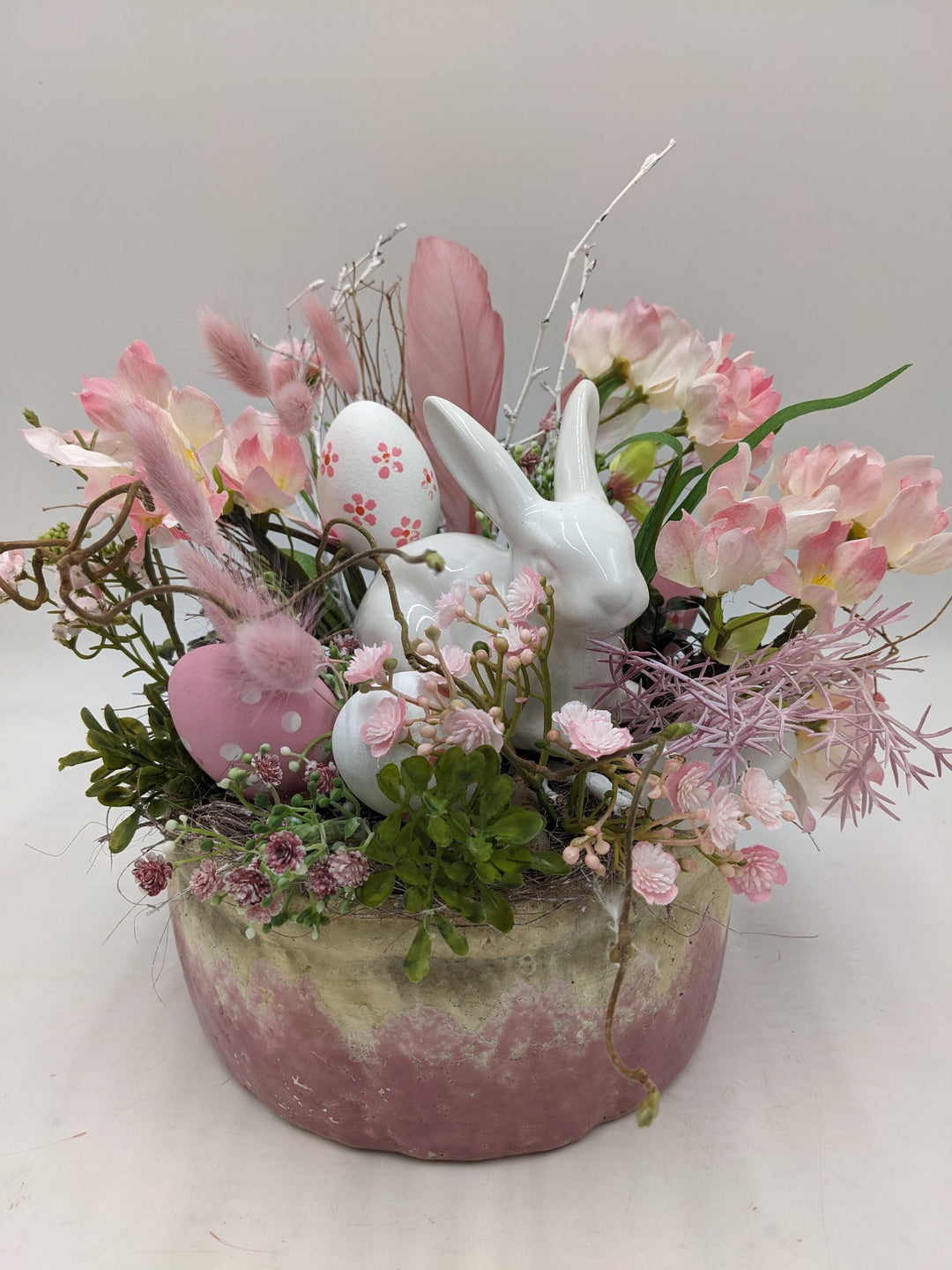 Ostergesteck Frühlingsgesteck Hase Gräser rosa weiss