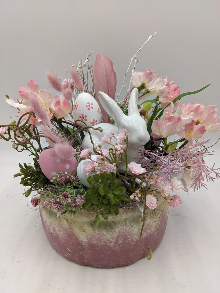 Ostergesteck Frühlingsgesteck Hase Gräser rosa weiss