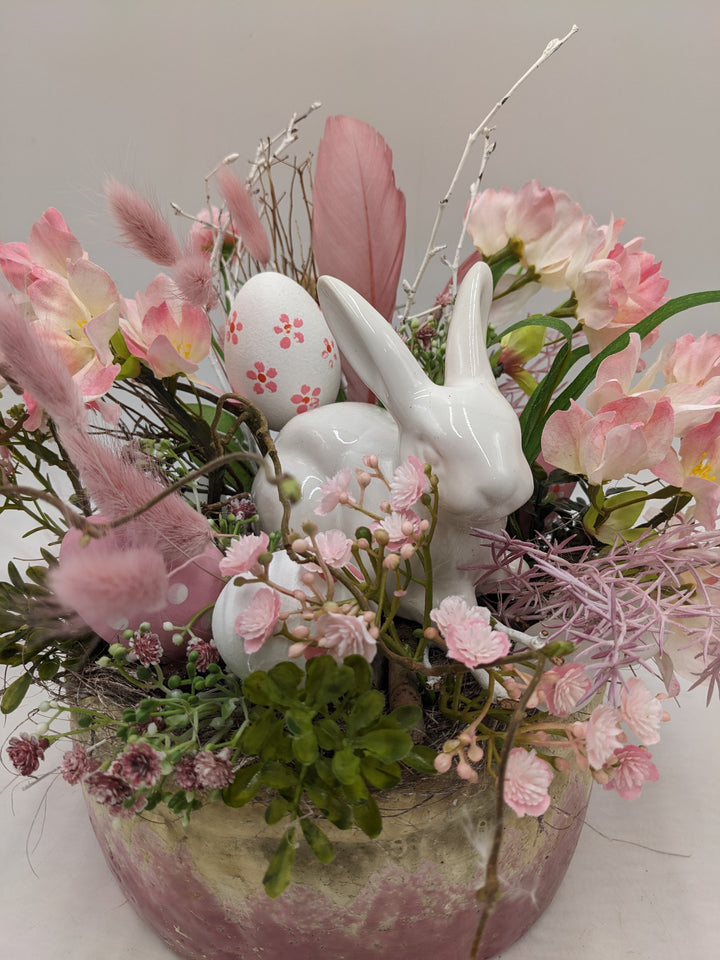 Ostergesteck Frühlingsgesteck Hase Gräser rosa weiss
