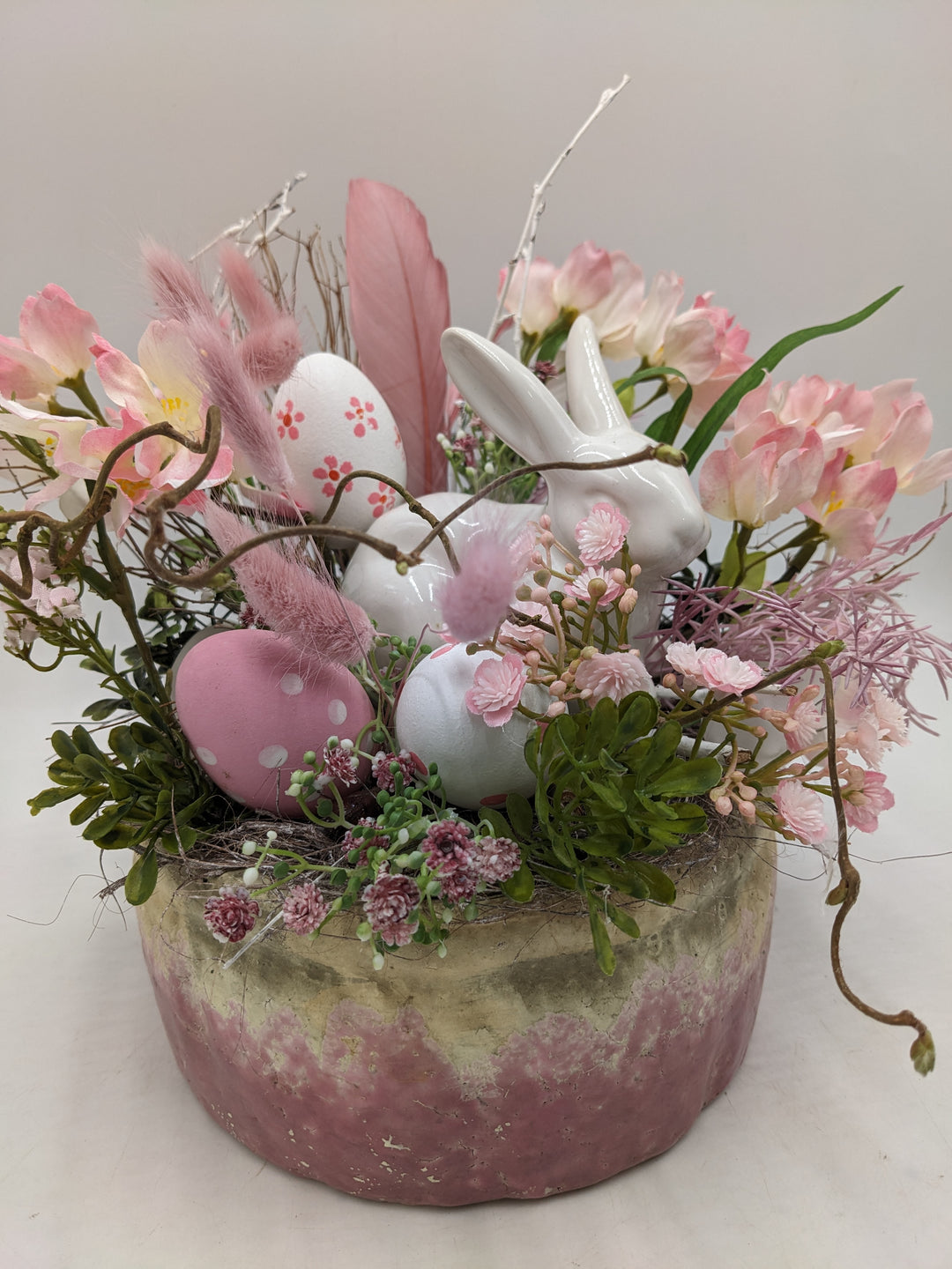 Ostergesteck Frühlingsgesteck Hase Gräser rosa weiss